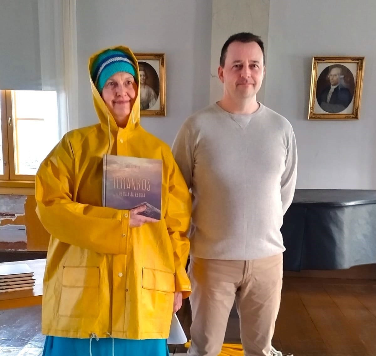 Kaskislainen tutkimusretkeilijä Heli Österman runokuvakirjansa julkaisutilaisuudessa Blahdintalossa. Vieressä Tommy Cappel.