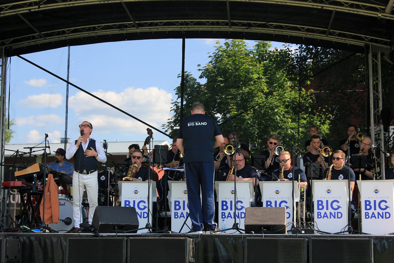 Viime vuonna Ilmavoimien Big Bandin solistina esiintyi Sami Saari. Hänen etunimikaimansa Sami Pitkämö laulaa tulevan kesäkuun konsertissa. ARKISTOKUVA: HEIDI FINNI