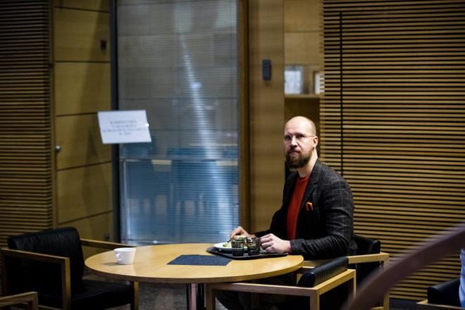 Vihreiden puheenjohtajuudesta luopunut Touko Aalto on sairauslomalla oppinut armollisuutta itseään kohtaan. KUVA: Joel Maisalmi