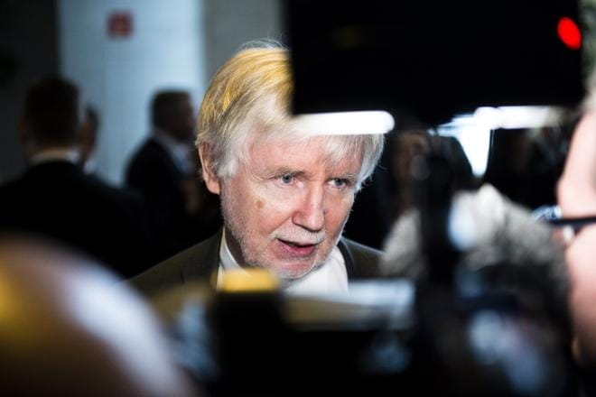 Kansanedustaja Erkki Tuomioja kertoo, että tukisi Eero Heinäluoman asettumista ehdolle ensi vuoden presidenttikisassa. KUVA: Joel Maisalmi