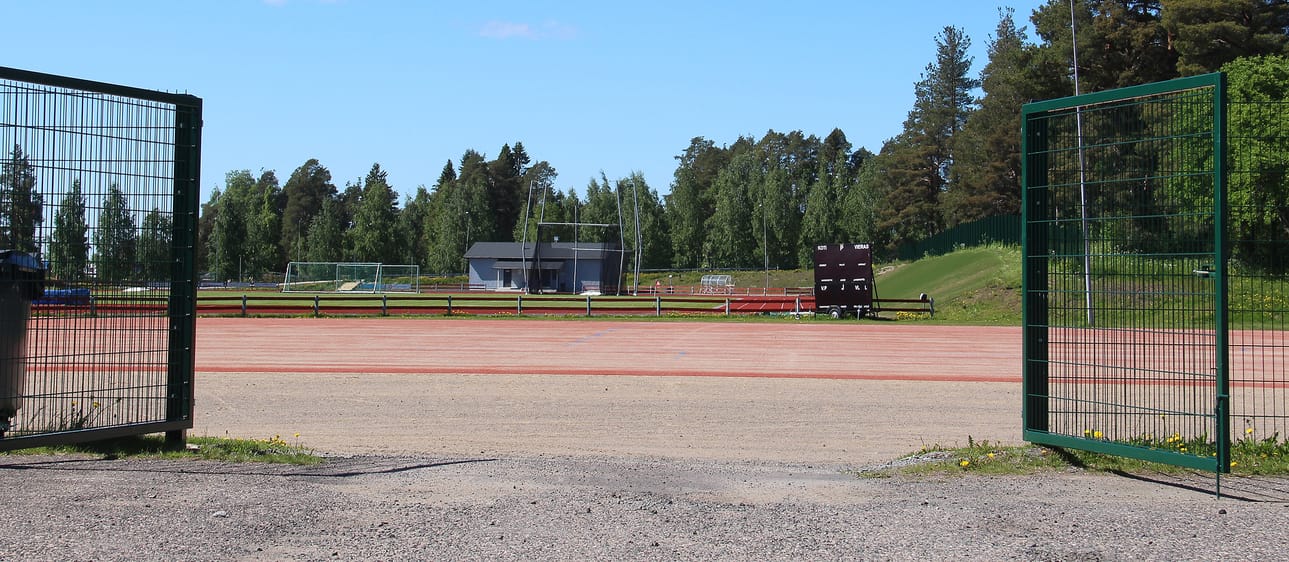 Pesäpallokenttä ja urheilukenttä ovat uuden jämäkän aitauksen takana. Kentille pääsee aina, yötä päivää, jäähallin vieressä olevalta alueelta, vaikkeivat portit olisikaan auki.