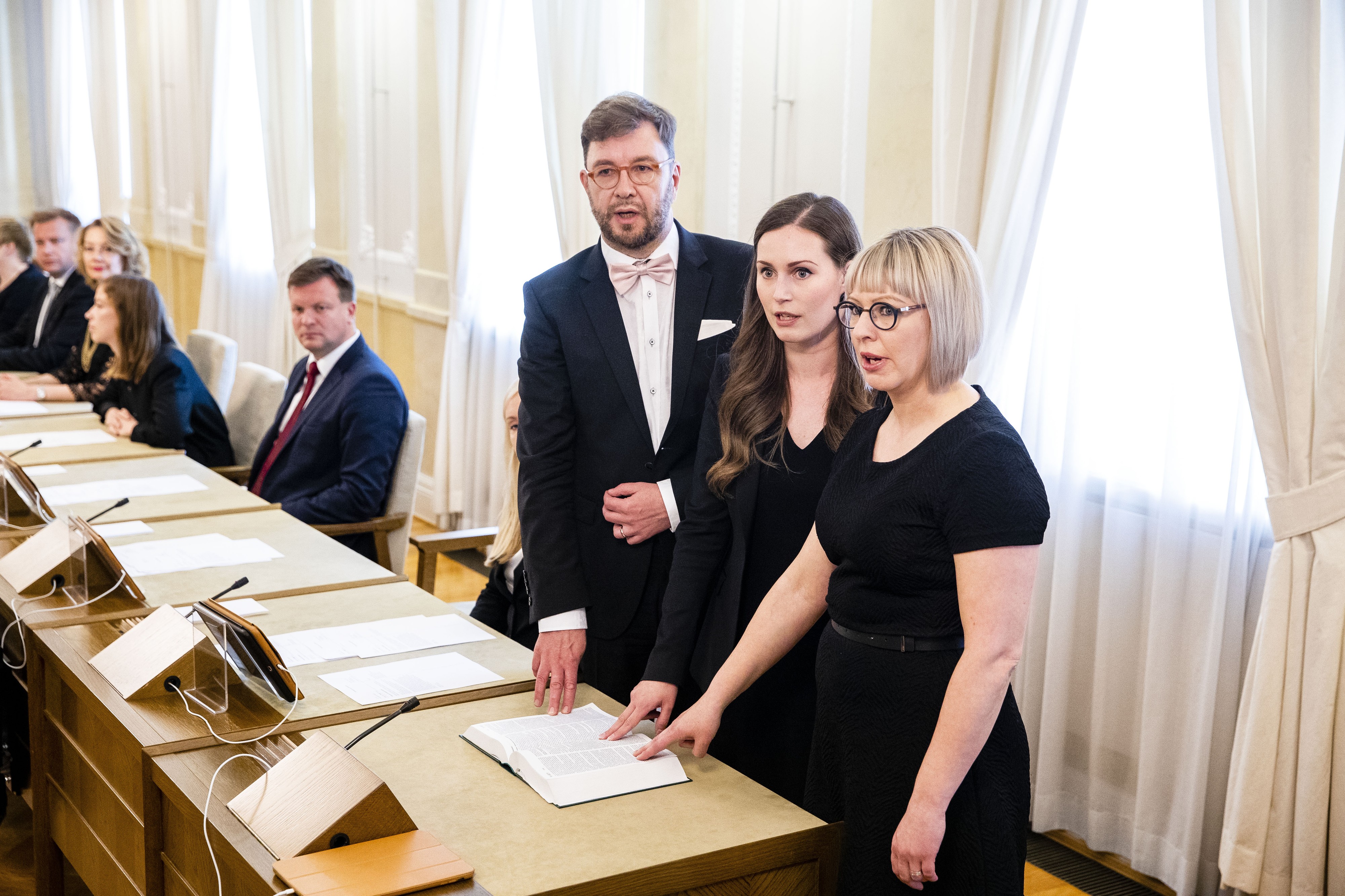 Uudet ministerit vannoivat tänään virkavalan tai antoivat virkavakuutuksen. Timo Harakka (sd.), Sanna Marin (sd.) ja Aino-Kaisa Pekonen (vas.) lausuntavuorossa.