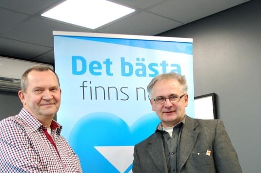 Kent Rosenback ottaa vastaan onnittelut Vuoden yrittäjäksi valinnasta Kristiinan yrittäjäyhdistyksen puheenjohtaja Bengt Berglundilta. KUVA:OLLI PURSIAINEN