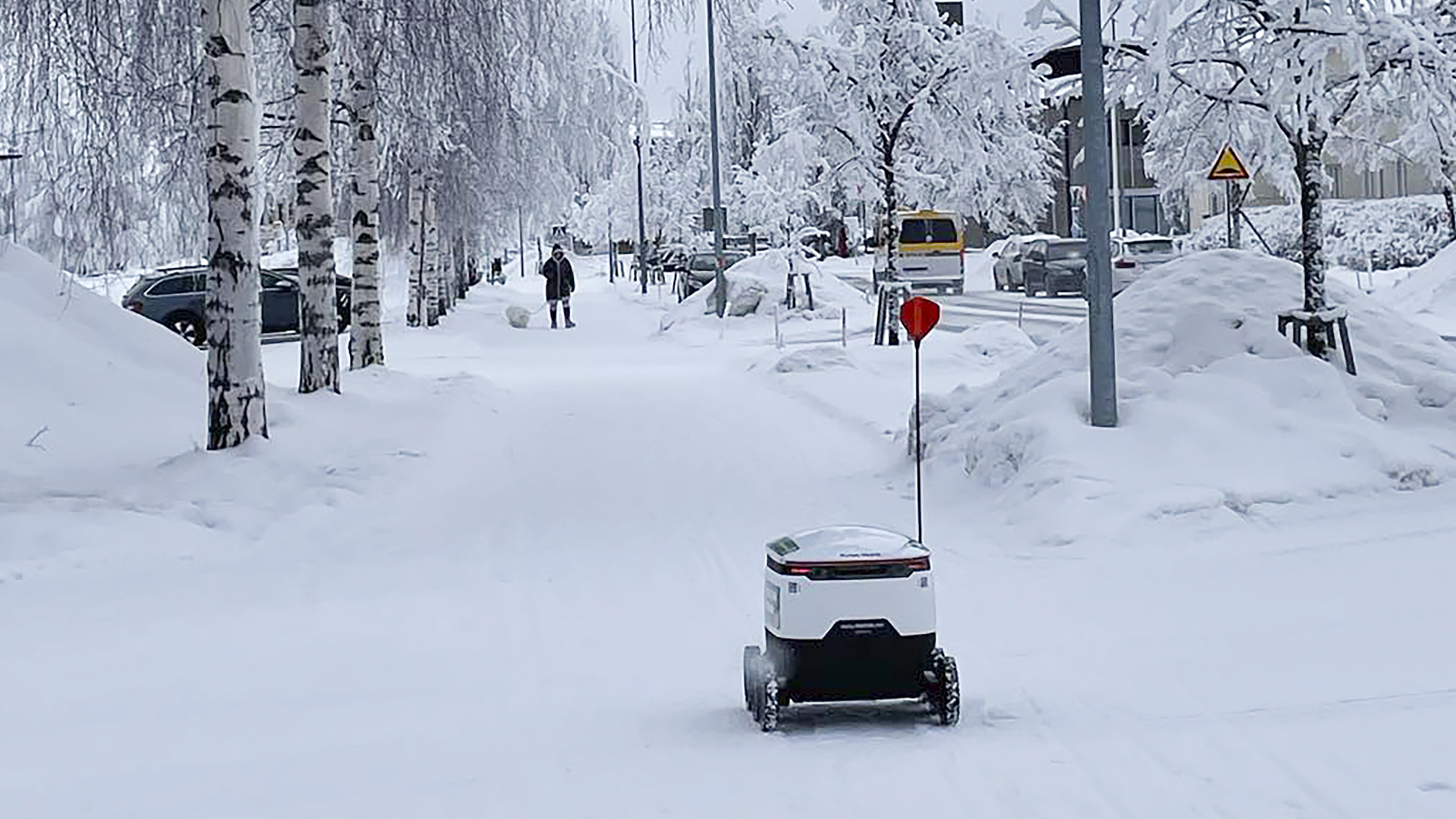 Oulaisten S-Marketin roboilla pukkaa keikkaa – Ässä, Välkky, Säihky, Kipinä ja Touho osaavat väistää muuta liikennettä