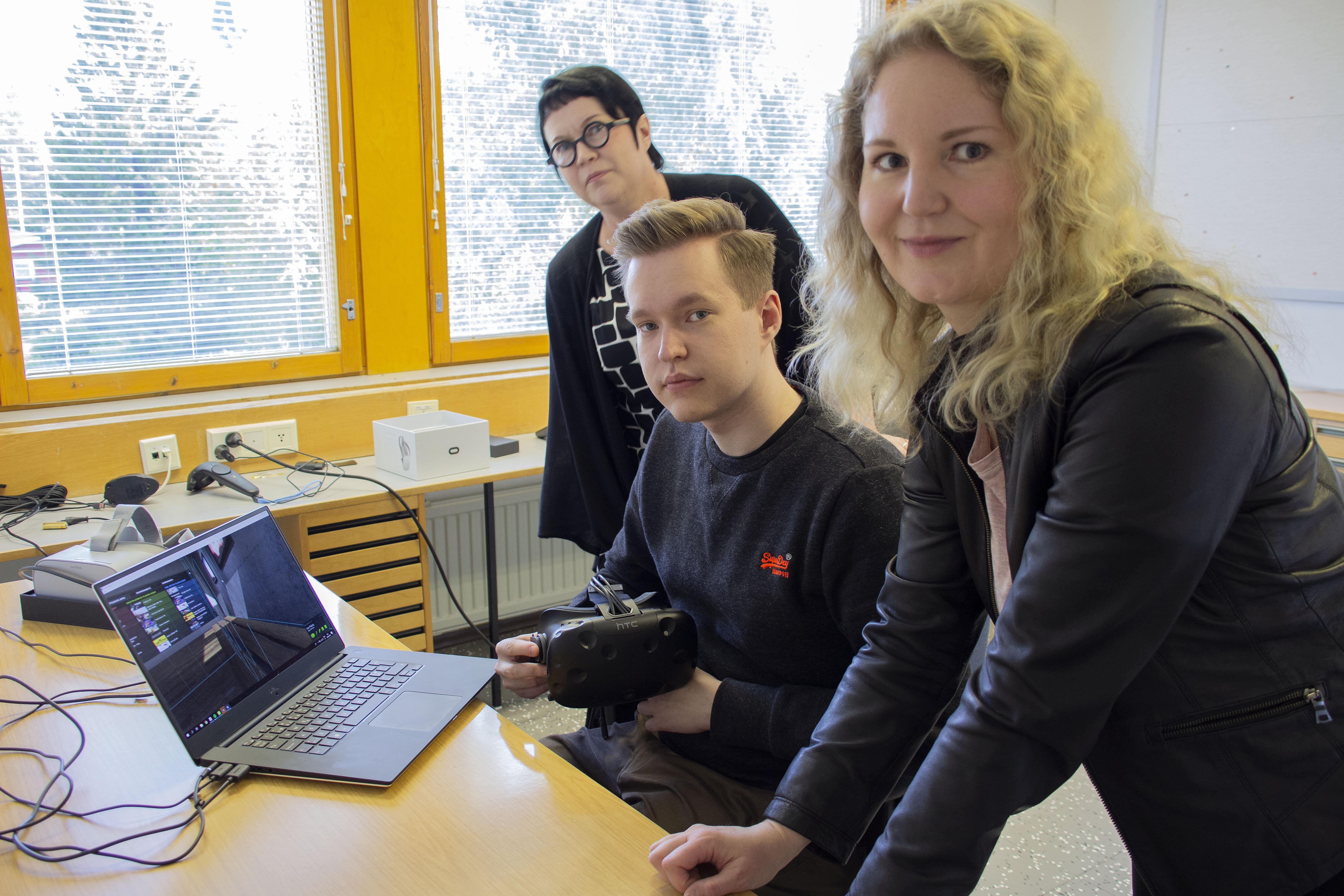 <p>Virtuklubi -hankkeen vetäjien valinnassa on huomioitu kunkin vahvuudet. Projektipäällikkö Arja Hankonen-Säärelä tuntee arkkitehtinä rakennustekniset asiat, Juuso Säärelä on virtuaalipuolen ammattilainen ja Annika Pesosen vahvuus on puolestaan koulutuspuolella ja niiden suunnittelussa.</p>