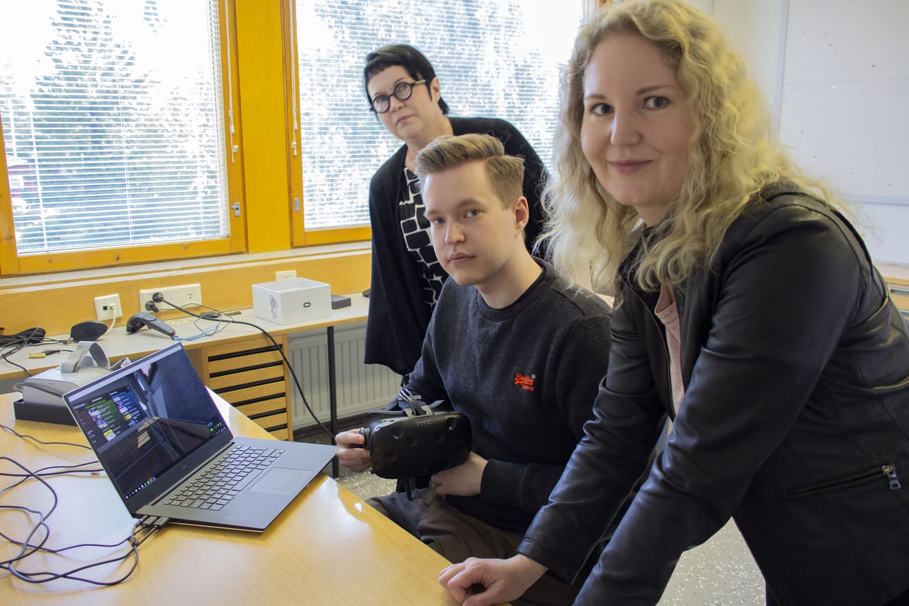Virtuklubi -hankkeen vetäjien valinnassa on huomioitu kunkin vahvuudet. Projektipäällikkö Arja Hankonen-Säärelä tuntee arkkitehtinä rakennustekniset asiat, Juuso Säärelä on virtuaalipuolen ammattilainen ja Annika Pesosen vahvuus on puolestaan koulutuspuolella ja niiden suunnittelussa.