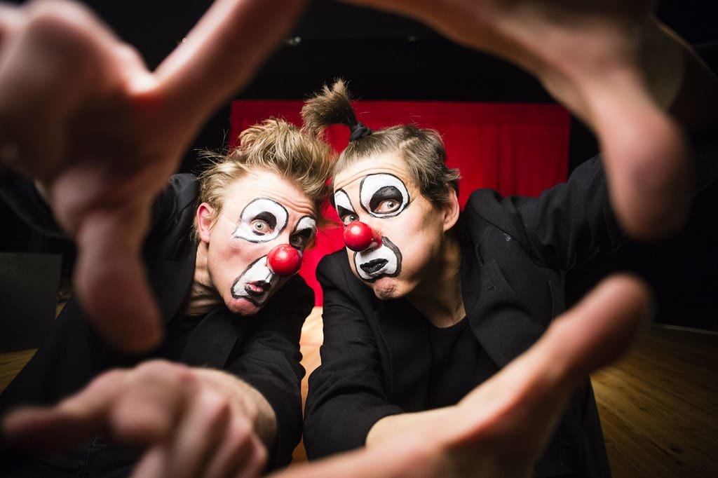Red Nose Companyn Tuukka Vasama ja Timo Ruuskanen vievät Punaisessa viivassa katsojansa kainuulaisen Korpiloukon mökkiin ja suomalaisen yhteiskunnan, äänioikeuden ja tasa-arvon juurille.