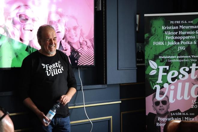 Timo Tiilikan mukaan FestiVillassa on tänä vuonna tarjolla runsaasti erilaisia vaihtoehtoja ruoka- ja juomapuolella. Tarjoilun uskotaan sujuvan joutuisasti 15 eri myyntipisteestä. KUVA: KATJA LAHTI