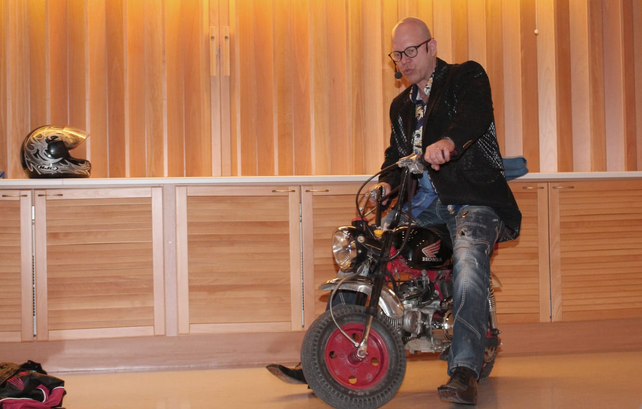 Puijon Paroni eli taikuri Jouni Vepsäläinen toi Siikalatvalle Tappomopo-show'n jonka myötä nuotia heräteltiin turvallisempaan mopoilukulttuuriin.