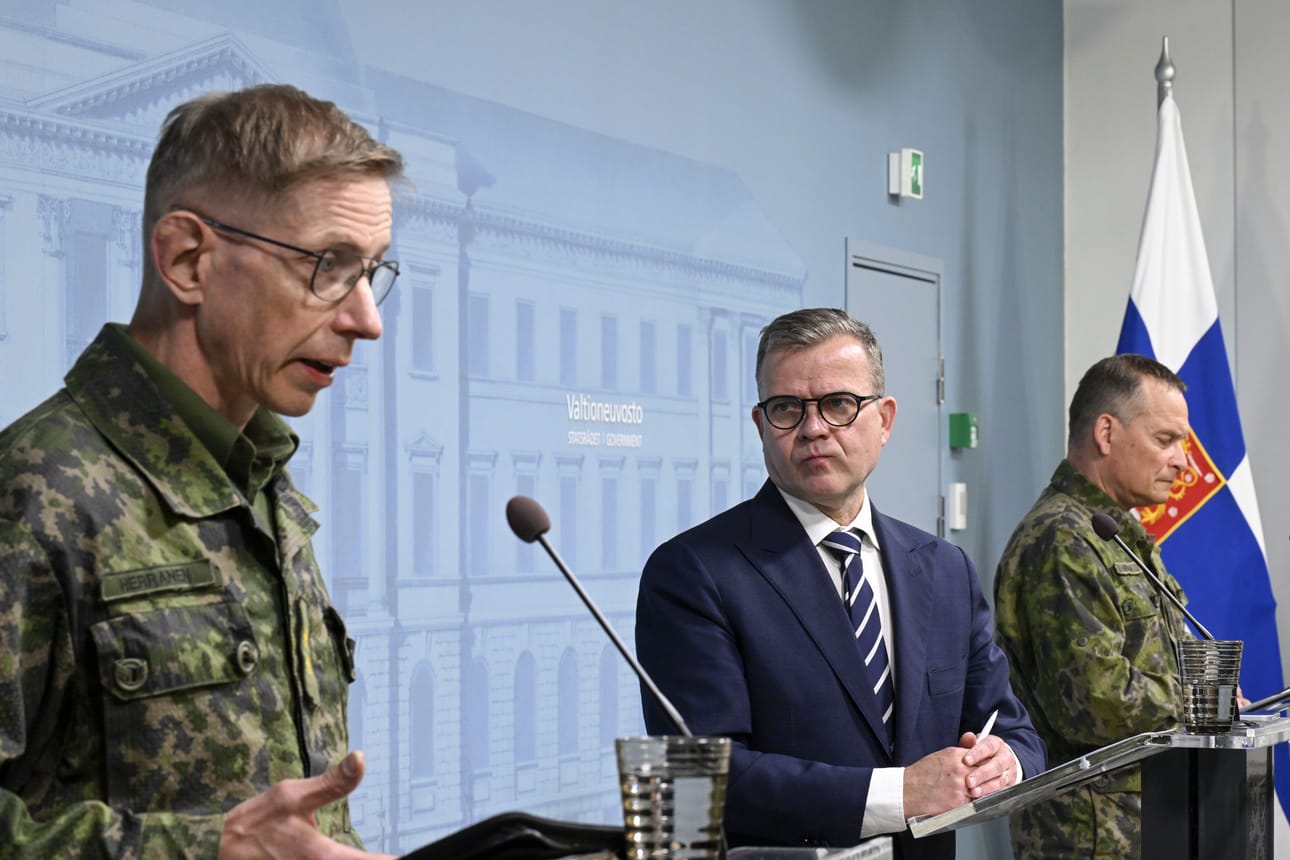 Ilmavoimien komentaja Timo Herranen (vas.), pääministeri Petteri Orpo ja Puolustusvoimien operaatiopäällikkö Kari Nisula tiedotustilaisuudessa 15. toukokuuta 2026 Helsingissä.