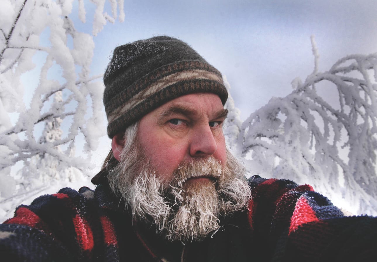 Antti Saraja on pitkän linjan valokuvaaja ja erätarinoitsija, joka asuu osan vuotta Savukoskella. Myös Hailuoto on hänelle tuttu paikka.