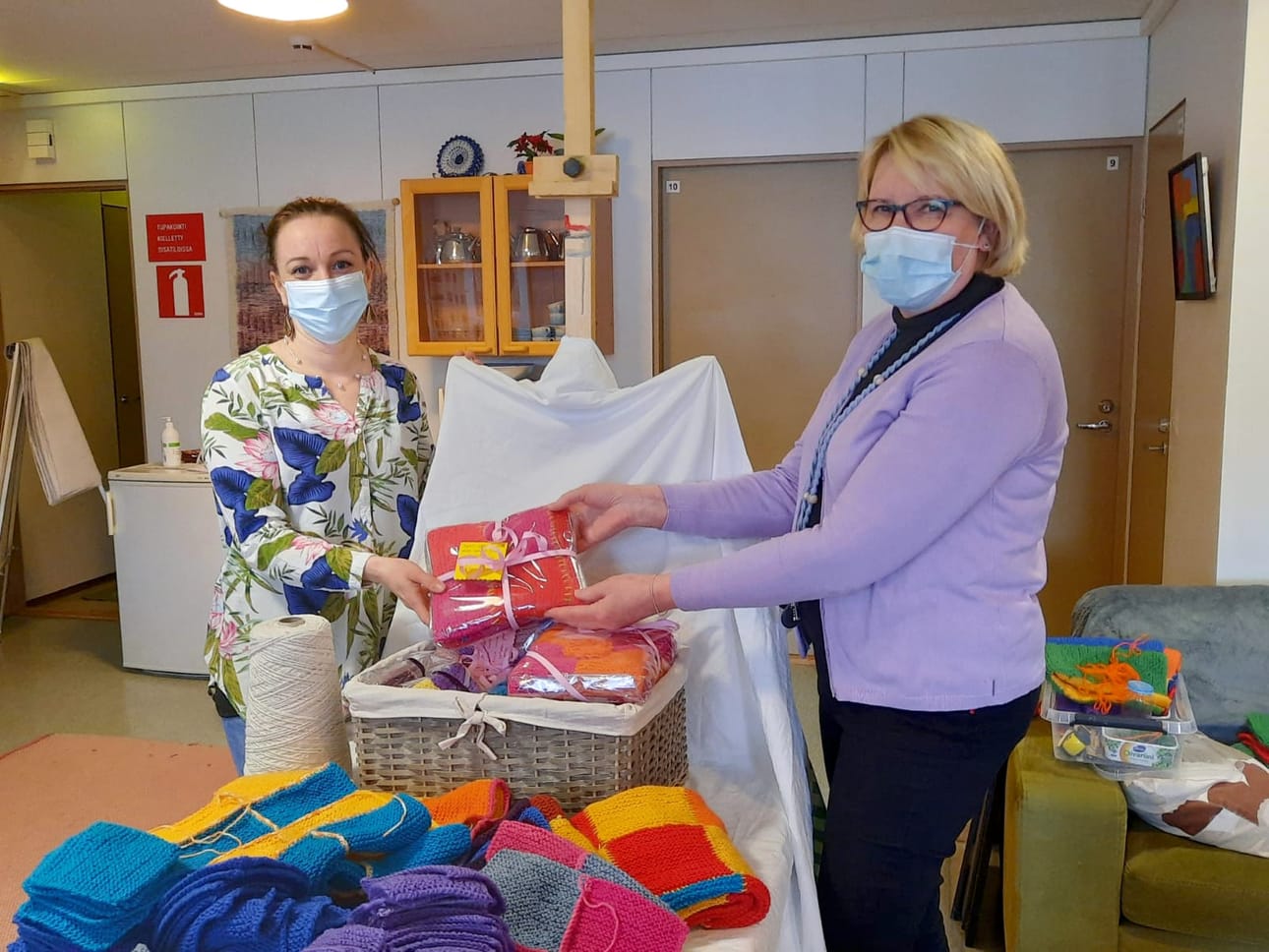 Heidi ja Sirpa ”neuloosin” lopputulosten kanssa.
