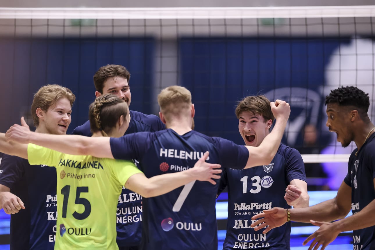ACO Volleyn Aleksi Hänninen (vas.), Tatu Hakkarainen, Matthew Gentry, Jan Helenius, Eeli Kuukasjärvi ja Samuel Jackman ottivat ilon irti puolivälieräsarjan voitosta.