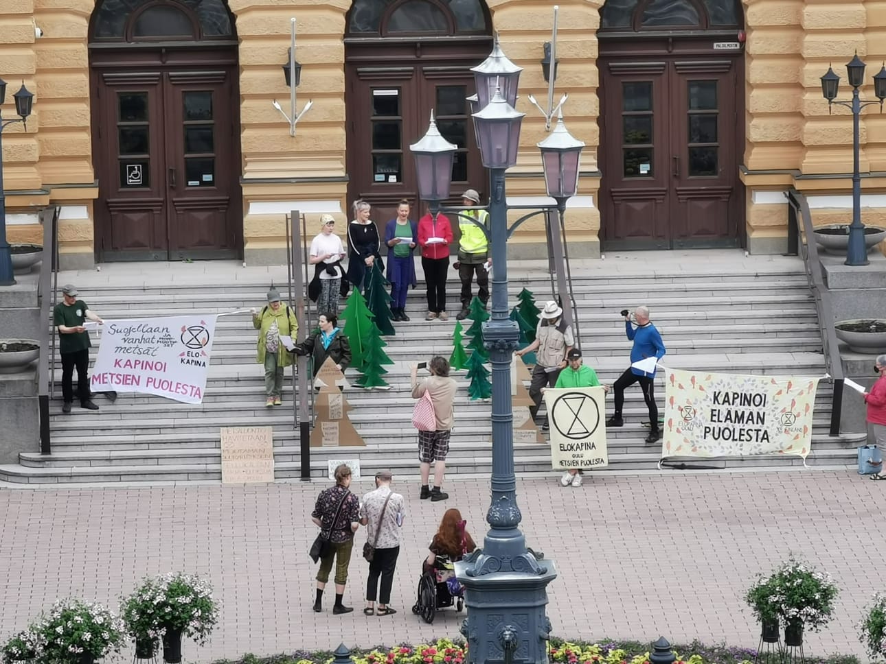 Elokapina Oulu osoittaa mieltä Oulun kaupungintalolla.