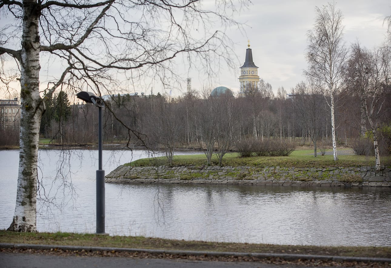 Oulun pitää päästä tasapainottamaan talouttaan. Kuntapäättäjiltä on puuttunut rohkeutta ja halua tehdä tarvittavia ratkaisuja. Konsultti tekee parhaillaan työtä päättäjien puolesta. Toivon mukaan ulkopuolinen arvio patistaa päättäjät oikeisiin ratkaisuihin.