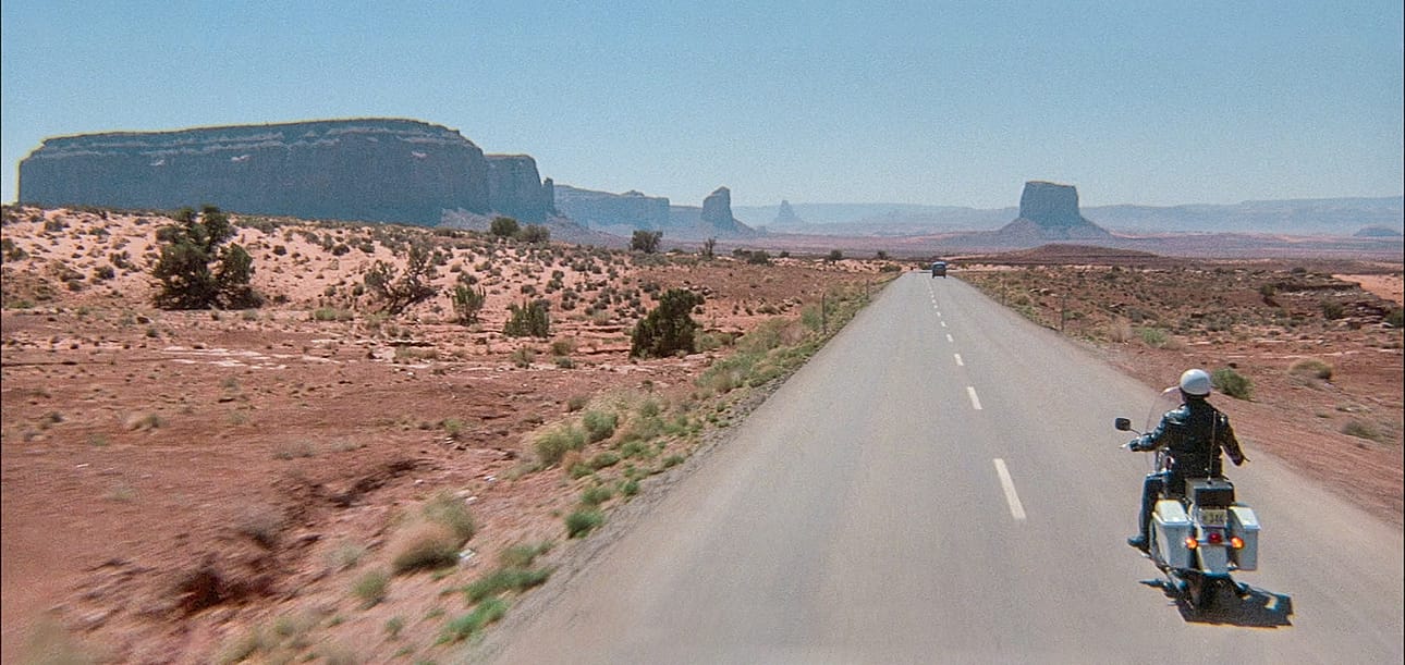 Aikansa kulttielokuvien joukkoon noussut rikoselokuva arizonalaisesta moottoripyöräpoliisista (Robert Blake), joka saa ylennyksen murharyhmään.