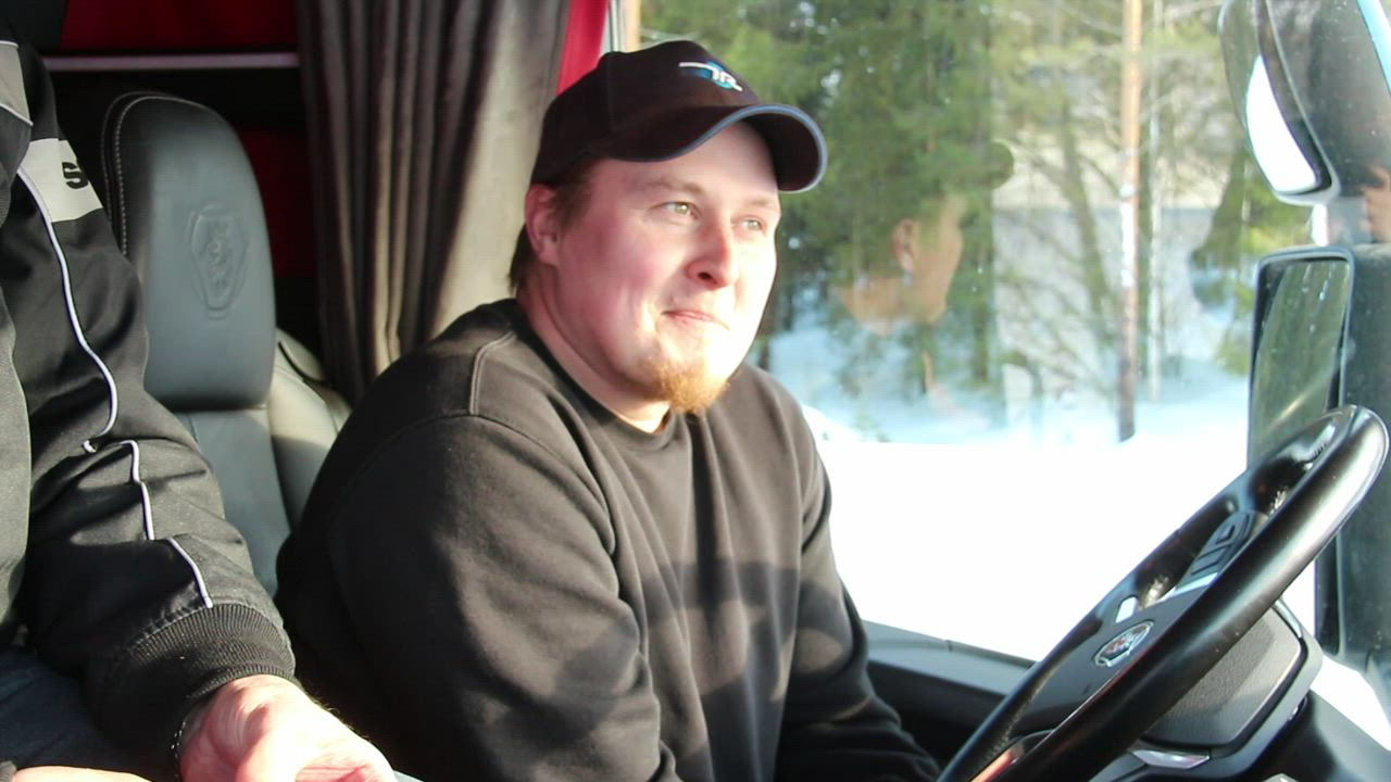 Aarne ja Marko Saarnio paljastavat, miksi rekkakuskilla on mukana useita kenkäpareja