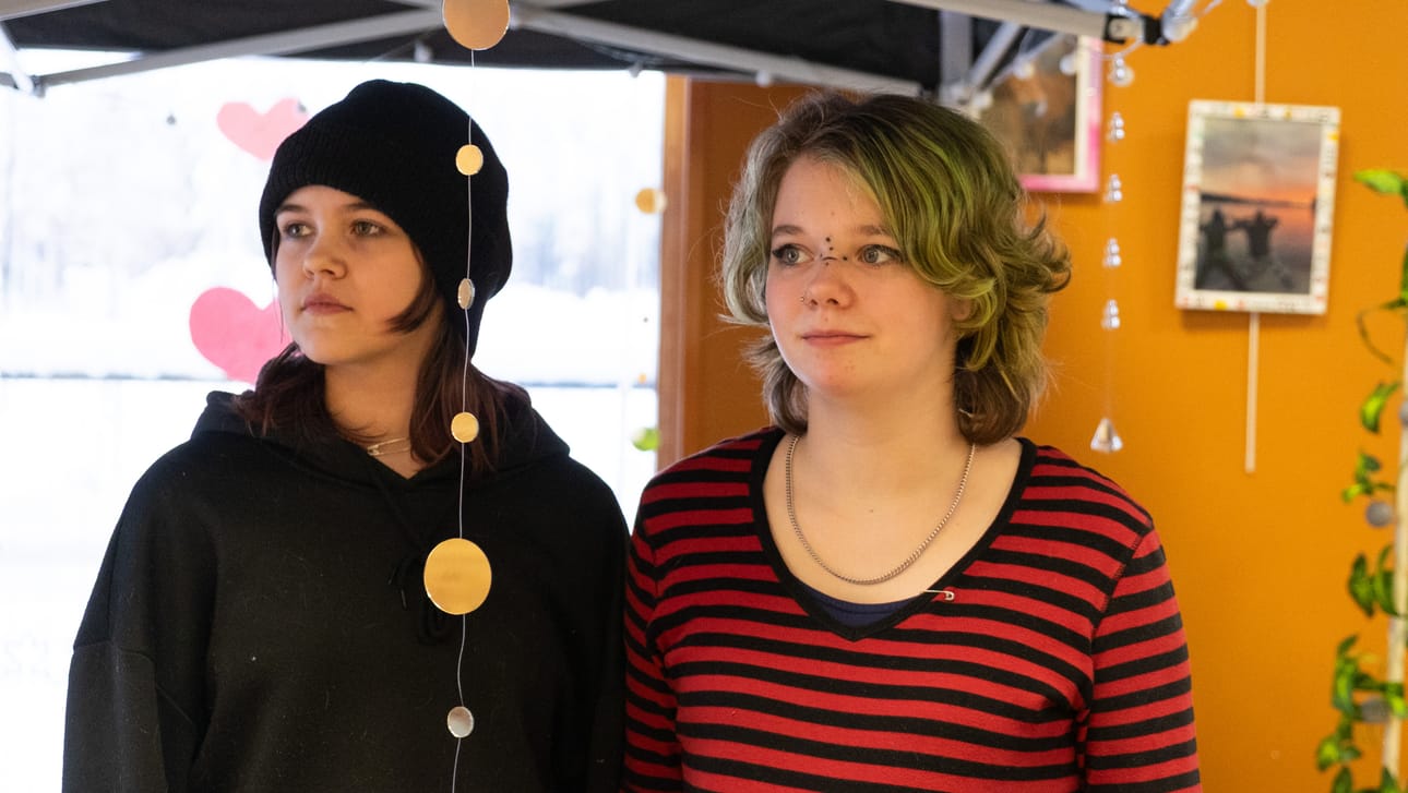 Sinna Väntönen ja Sisko Rantala haluavat tarjota sateenkaarinuorille turvallisen kohtaamispaikan.