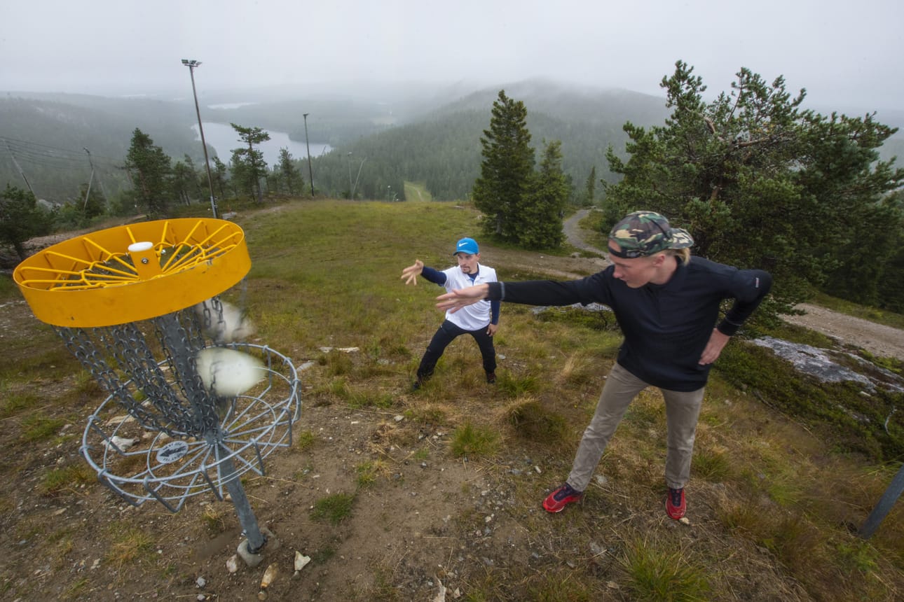 Markus Määtän ja Eeru Parkkisenniemen putit poksahtelevat koriin. Valtavaara peittyy utuun.