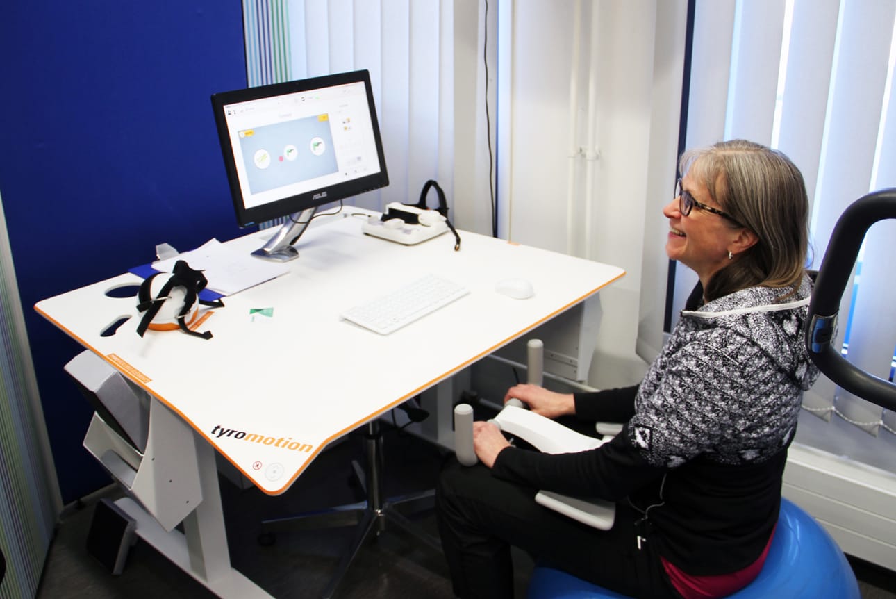 Maria Anias esittelee tietokonepelin avulla tehtävän kuntoutuksen mahdollisuuksia. Pöytää, peliä ja haastavuutta voi säätää jokaisen kuntoutujan tarpeisiin.