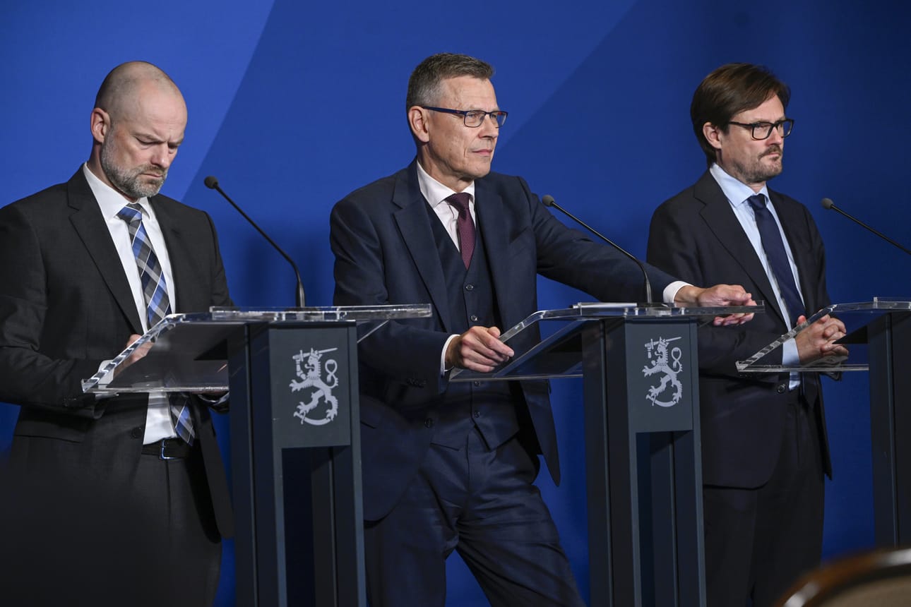 Finanssineuvos Seppo Orjasniemi, ylijohtaja, osastopäällikkö Mikko Spolander ja finanssineuvos Janne Huovari esittelivät talousennustetta maanantaina lehdistötilaisuudessa.