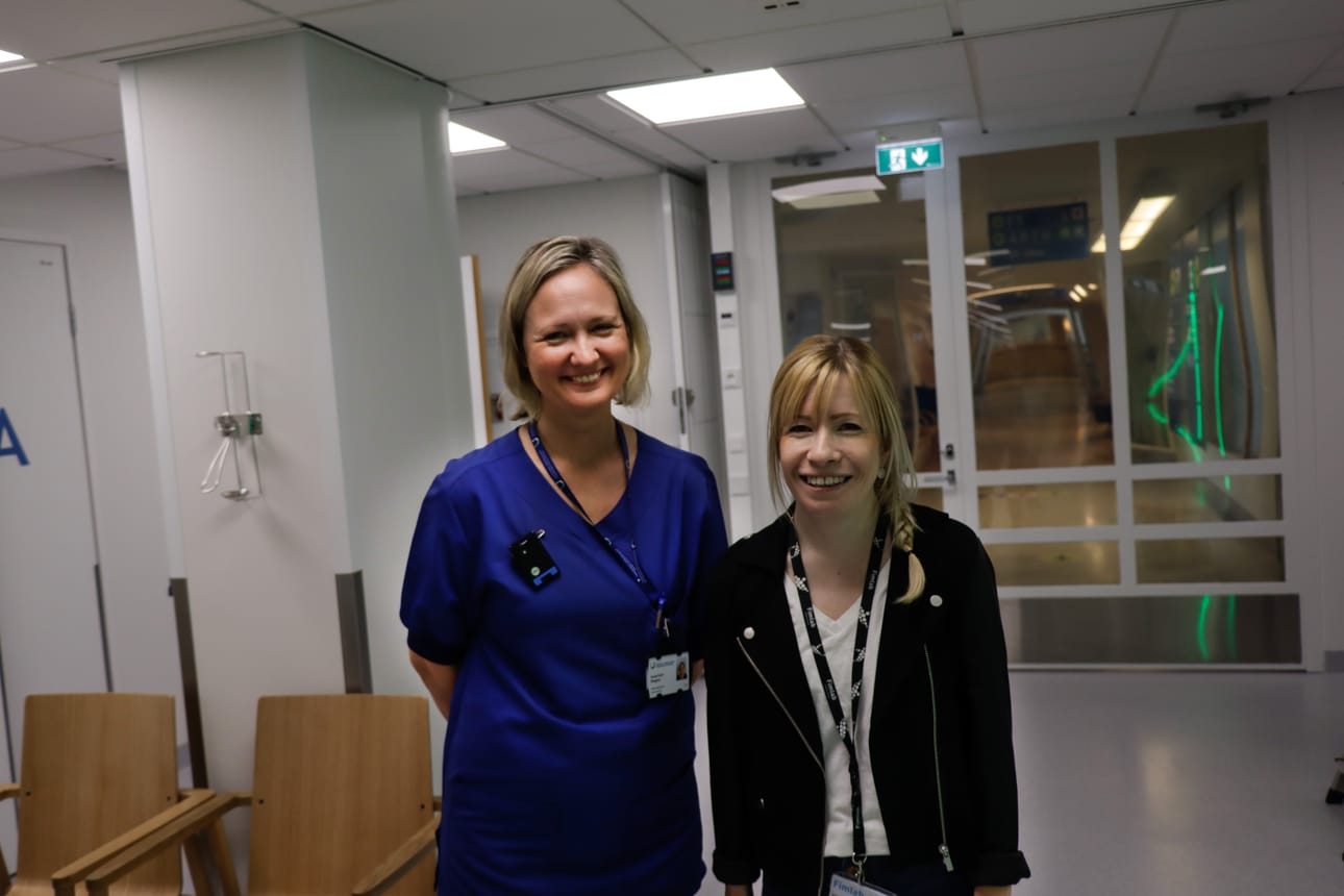 Kliinisen fysiologian osastohoitaja Anna-Carin Rösgren (oik.) ja Fimlabin palvelupäällikkö Daniela Utriainen-Agengo (vas.) ovat iloisia uusista tiloista.