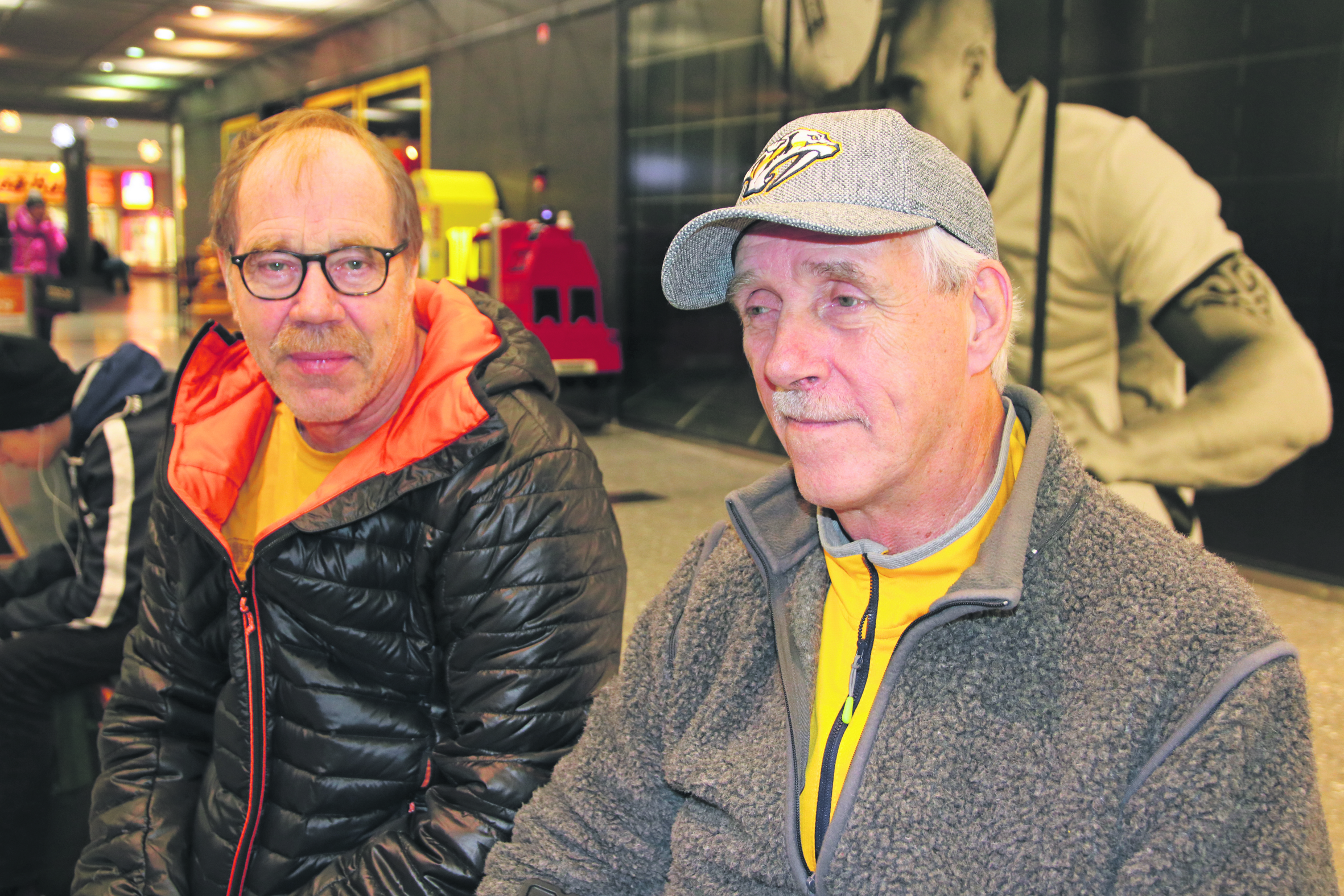 Matti Petäsen (vasemmalla) ja Jukka Rinteen perheessä joulushoppailu on enemmänkin naisväen puuhaa.
