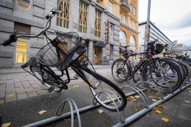 Vaasan keskustassa näkee usein polkupyöriä, jotka on jostain kohtaa väännetty mutkalle ja hylätty. KUVA: JARNO PELLINEN