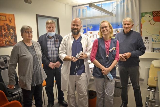 Anneli Murto, Lauri Lassila ja Jorma Etula (oik.) kävivät lahjoittamassa kipupumpun Alajärven terveyskeskukseen. Ioannis Stogiannidis ja Tiina Salu kertoivat laitteen tulevan tarpeeseen. KUVA: MARKKU TURPELA