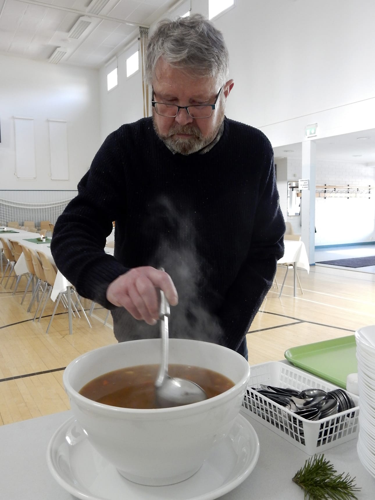 Hirvipeijaiset pystyttiin pitämään omalla kylällä, tutussa paikassa, liikuntasalissa. Peijaiskeittoa ottamassa Matti Suvanto, joka on yksi uuden yhdistyksen, Matkanivan Kohtaamon, kantavista voimista.