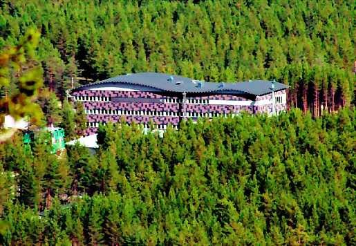 Metsän keskellä. Vuokatinvaaralta katsottuna Snowpolis uppoaa havumetsien keskelle.