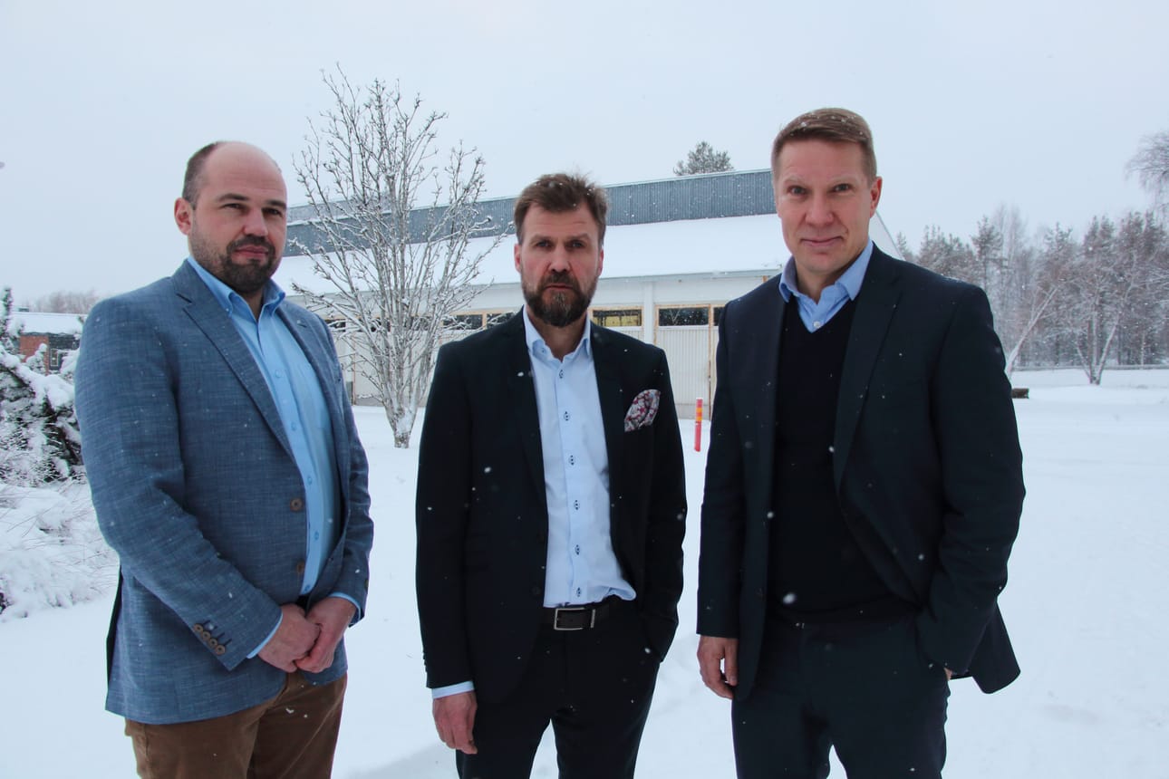 Loimua ja Junnikkala julkistivat yhteistyösopimuksen keskiviikkona. Kuvassa vasemmalta Loimuan Oulaisten ja Kärsämäen aluepäällikkö Sami Leppälä, Junnikkala Oy:n toimitusjohtaja Kalle Junnikkala ja Loimua Oy:n operatiivinen johtaja Janne Lamberg.