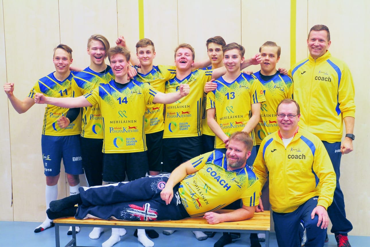 Kempeleen Lentopallon B-poikien voittoisa joukkue vasemmalta Martti Mustonen (11), Tuomas Hänninen (7), Matti Joensuu (14), Aleksi Hussa (19), Santeri Karvola (6), Jani-Matti Laasonen (16), Kimi Snellman (13), Vili Taskila (1) ja valmentajat vasemmalta Marko Joensuu, Pekka Mustonen ja Jani Hänninen.