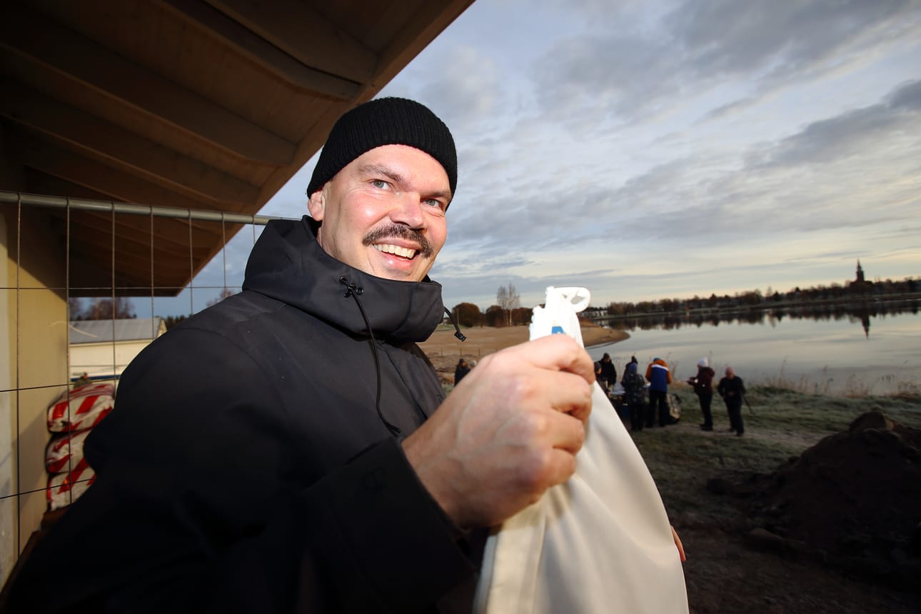 Martti Mela kertoo saunan rakennustöiden edenneen suunnitelmien mukaan. Sitä hän ei vielä tiedä, kuka saa kunnian ottaa saunan ensimmäiset löylyt joulukuussa.