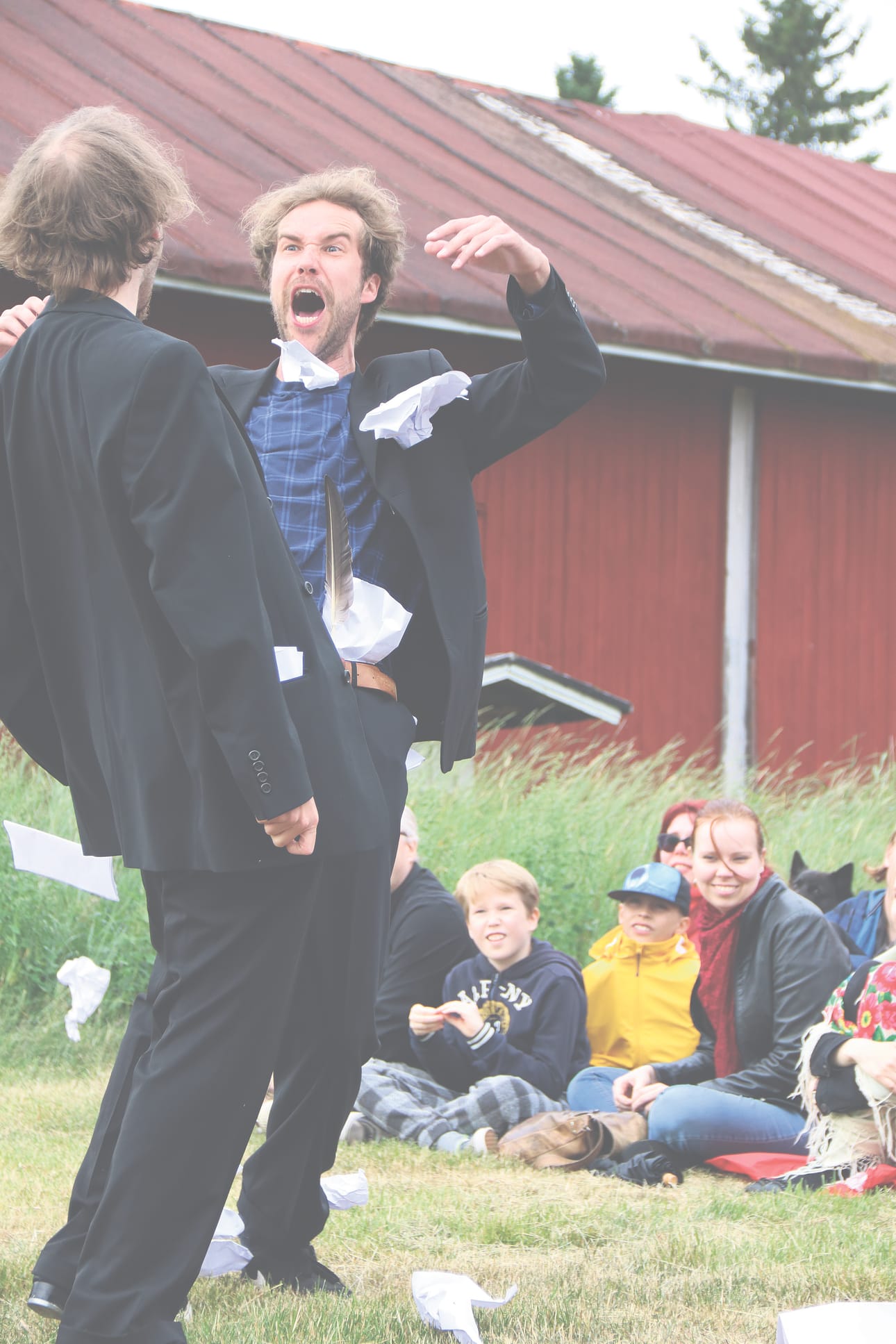 Hailuodossa riittää kulttuuritapahtumia. Kuva viime vuoden Hailuodon Teatterifestivaalilta, jolloin J.L: Suomelan etupihalla esitettiin Sanamyrsky. Kuvassa näyttelijät Joni Seppälä ja Tomi Alatalo.