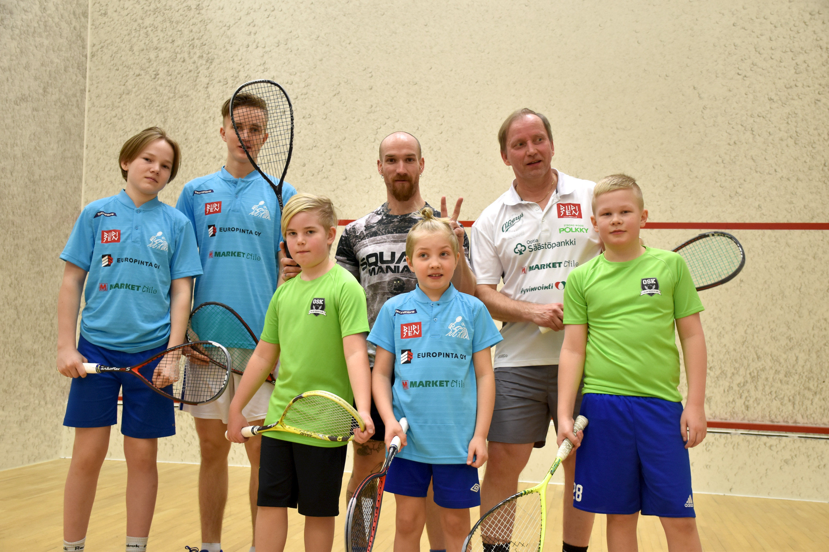 Kuusamossa lauantaina pelattuun squashturnaukseen ottivat osaa oululaista OSK:ta edustava Eemeli Pukari ( eturivi vas.), SC-Rukan Eemeli Karjalainen, OSK:n Joona Huotari sekä takarivin SC-Rukan pelaajat Onni Niskala (vas.), Samuli Niskala, David Clegg ja Kari Niskala.