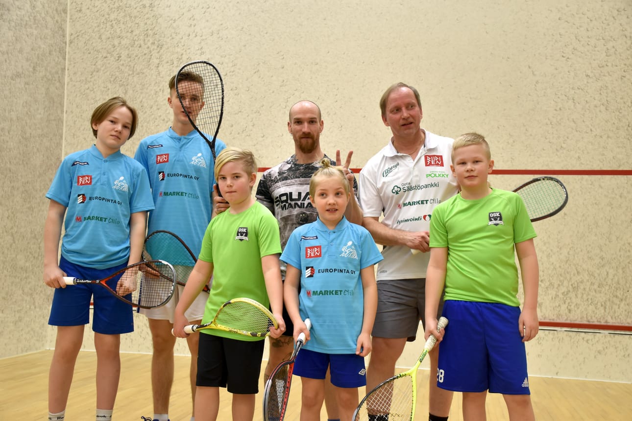 Kuusamossa lauantaina pelattuun squashturnaukseen ottivat osaa oululaista OSK:ta edustava Eemeli Pukari ( eturivi vas.), SC-Rukan Eemeli Karjalainen, OSK:n Joona Huotari sekä takarivin SC-Rukan pelaajat Onni Niskala (vas.), Samuli Niskala, David Clegg ja Kari Niskala.