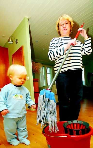 Aatun valvonnassa. Vajaan kahden vuoden ikäinen Aatu Vilmi seuraa mielenkiinnolla Ulla Pasasen työskentelyä. Vilmi-Raatikaisen perheessä Pasanen käy kaksi kertaa kuukaudessa niin kuin muissakin saman kotitalousringin perheissä.