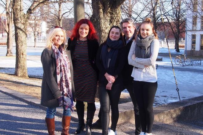 Sonja Biskop, Annika Wiklund sekä Roosa, Pentti ja Iina Hietanen ovat License to Play -konsertin solisteja. Kuva: Tia Vähäsarja