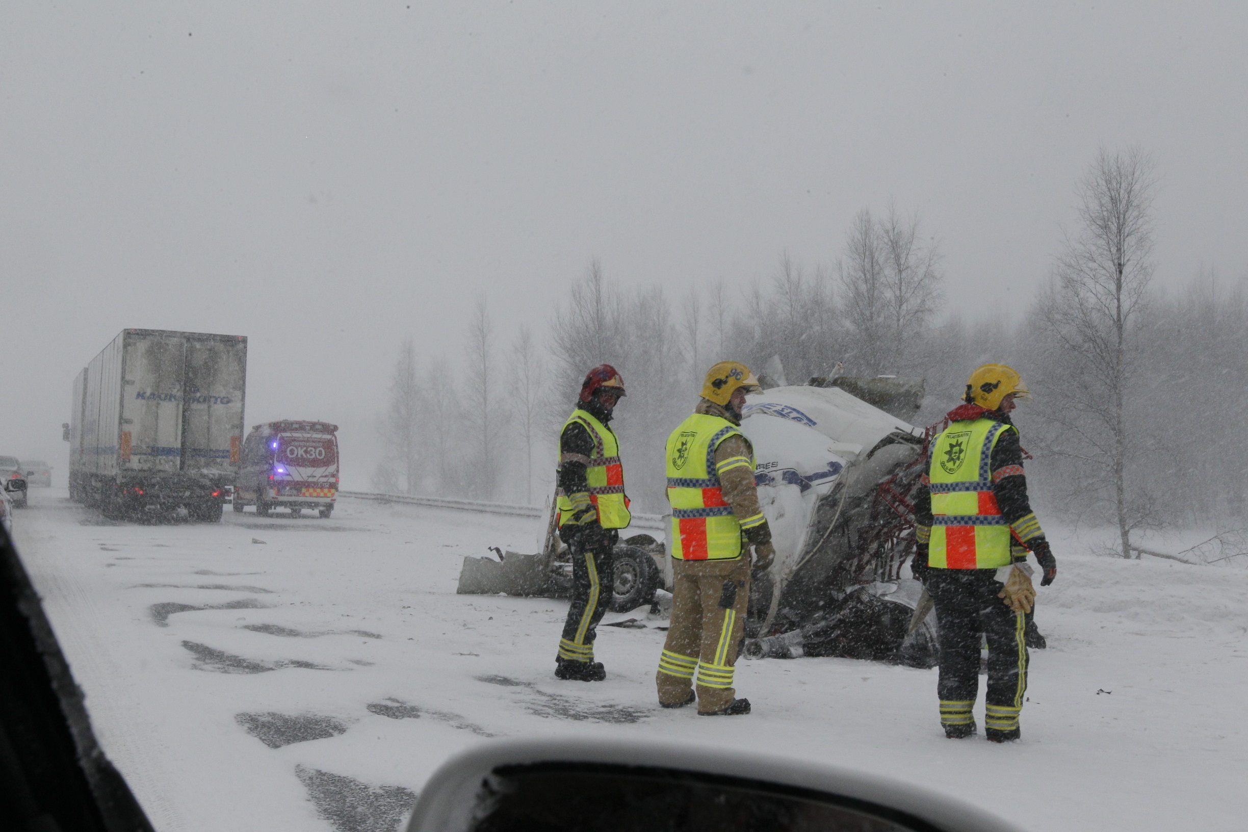 Yksi onnettomuusauto kuljetti hevoskuljetusvaunua, jossa yli kyydissä hevonen. Eläin makasi onnettomuuden jälkeen keskellä tietä-.