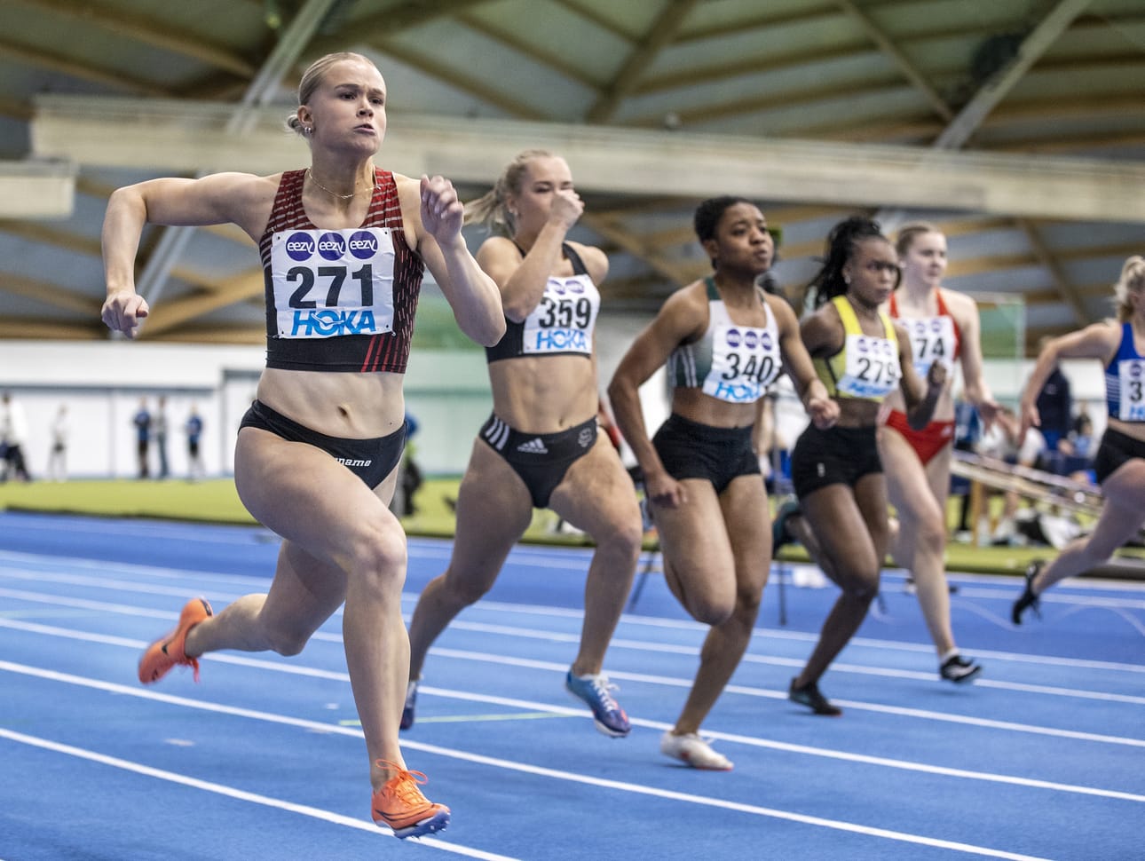 Aino Vuorjoki (etualalla) avasi ulkoratakautensa voitokkaasti. Kuvassa Vuorjoki juoksee viime talven SM-hallikisoissa Oulussa.