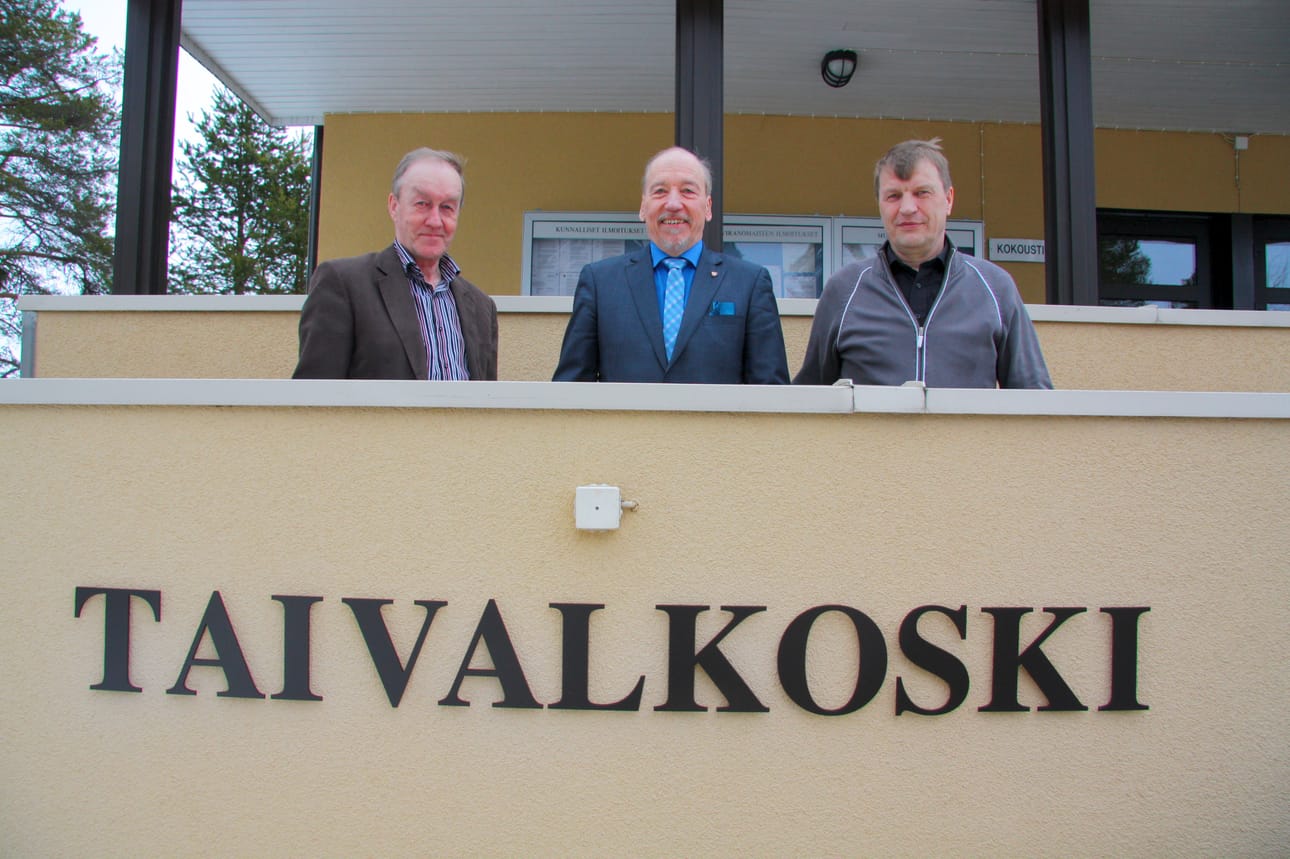 Vesa Turpeinen (vas.), Jukka Mikkonen ja Tuomo Horsma ovat tyytyväisiä Taivalkosken taloudelliseen tilanteeseen.
