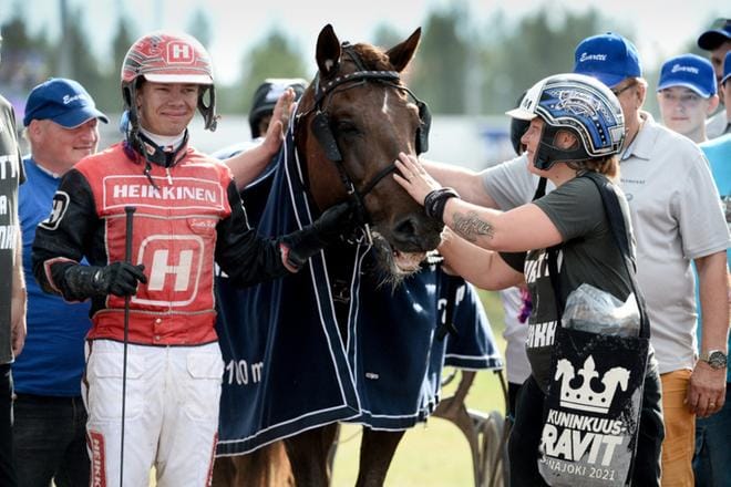 Santtu Raitalan ohjastama ja Jutta Ihalaisen hoitama Evartti on avausmatkan jälkeen kuninkuuskilpailun kärjessä. Kuva: Mikko Stig / Lehtikuva