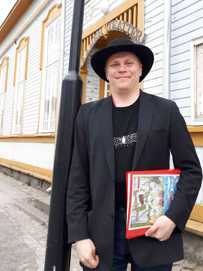 Matti-Pekka Heikura ohjaa Raahen Teatterissa maailmankantaesitysnäytelmää.