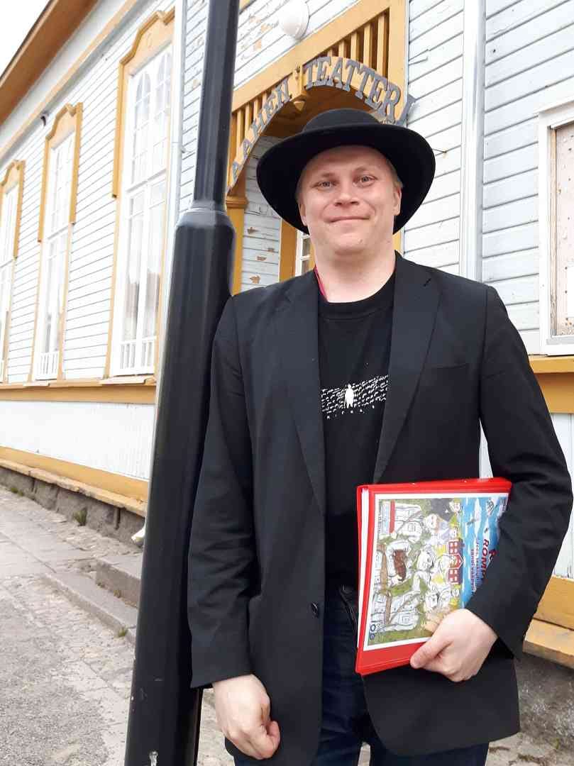 Matti-Pekka Heikura ohjaa Raahen Teatterissa maailmankantaesitysnäytelmää.