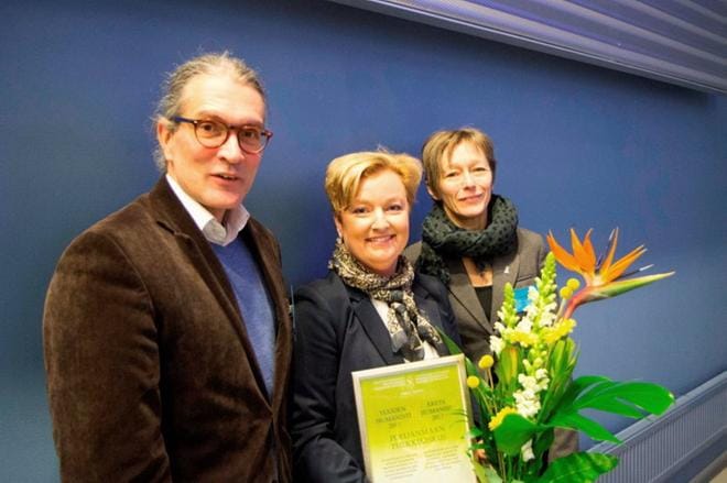 Kuvassa VAKKI ry:n varapuheenjohtaja, professori Tommi Lehtonen, Pohjanmaan tulkkikeskuksen johtaja Pia Hägglund ja VAKKI ry:n puheenjohtaja, tutkimusjohtaja Tiina Mäntymäki Vaasan yliopistosta.