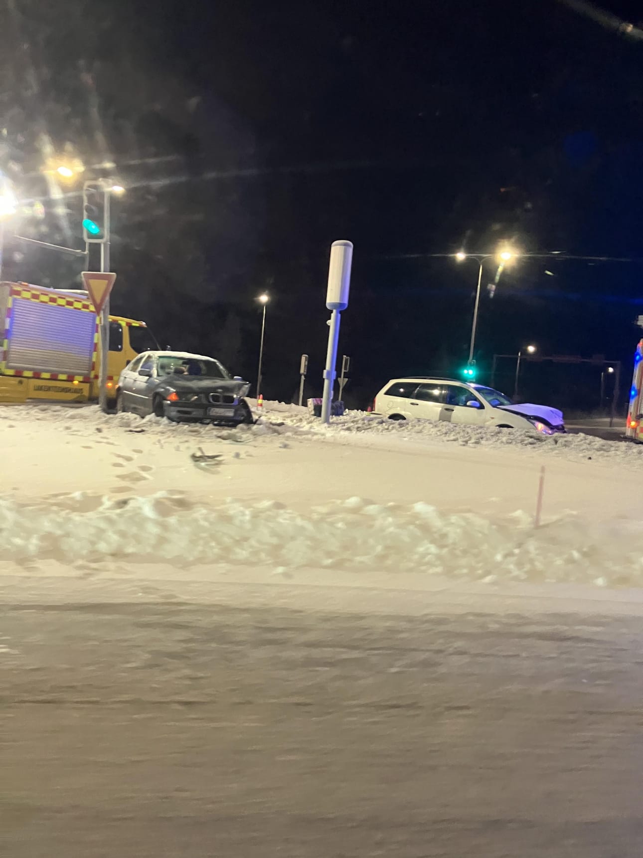 Molempien autojen keulat vaurioituivat törmäyksessä.