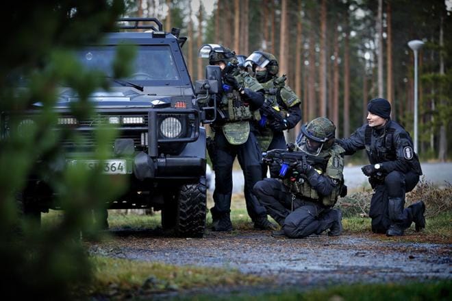 Pohjanmaan poliisin vaativien tilanteiden erikoisryhmällä on käytössään panssaroitu maasturimersu, jonka lempinimi Hevi. Se kestää esimerkiksi suoraa kivääritulta ja tarjoaa hyvän suojan. KUVAT: TOMI KOSONEN