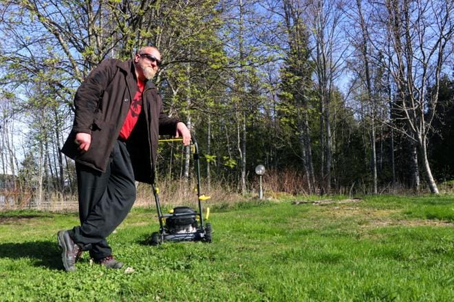 Työttömänä 20 vuotta ollut Raimo Kriikkula viettää päivänsä pääsääntöisesti nukkumalla ja kaupoissa kuljeksimalla. Sosiaaliset suhteet ovat myös tärkeitä työttömälle. – Tuttujen luona pyörin päivät, toteaa Kriikkula. KUVAT: LAURA HELIN