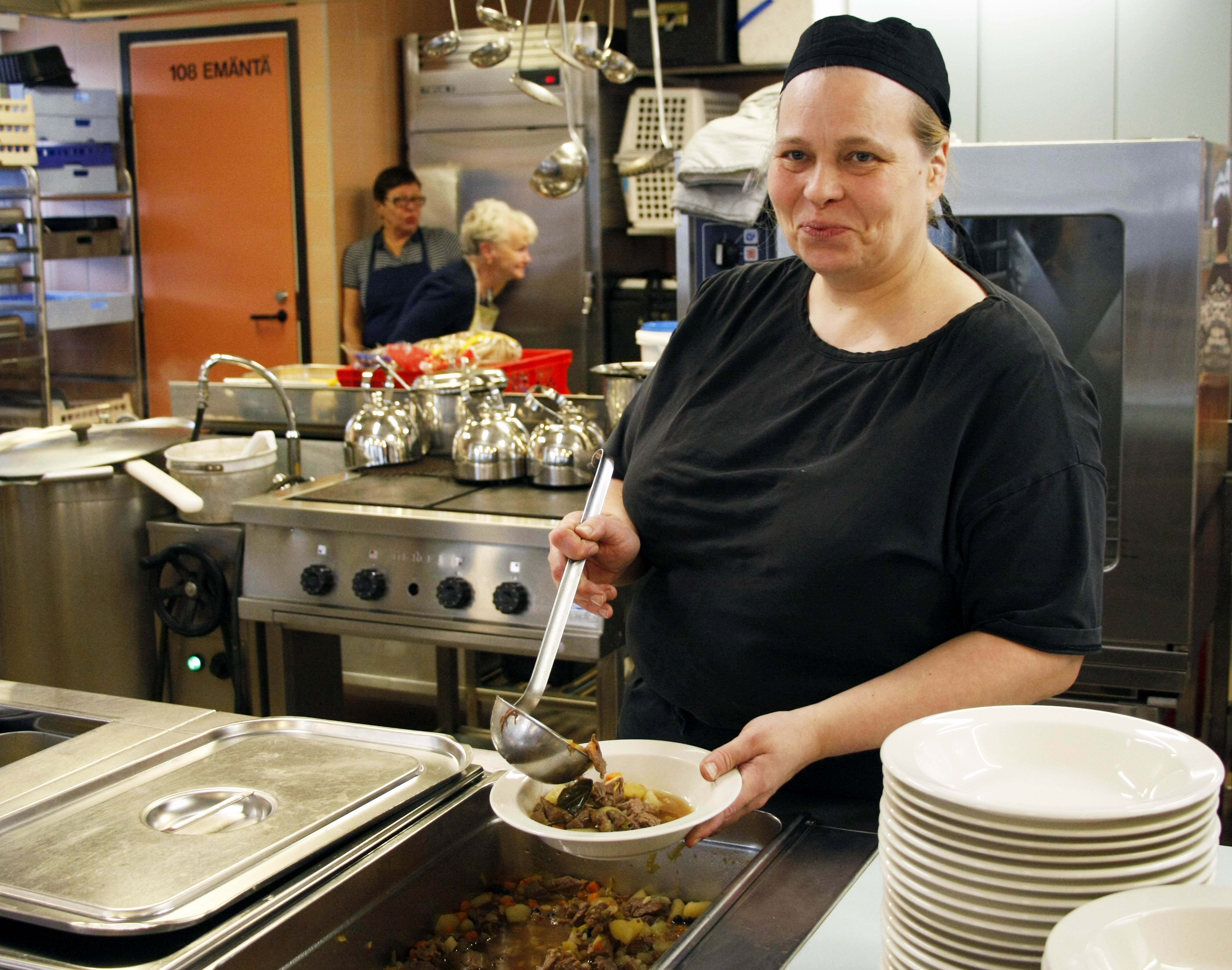 Sirpa Tirkkonen tietää ripsauttaa luotolaiseen hirvikeittoon ekstra-annoksen suolaa.